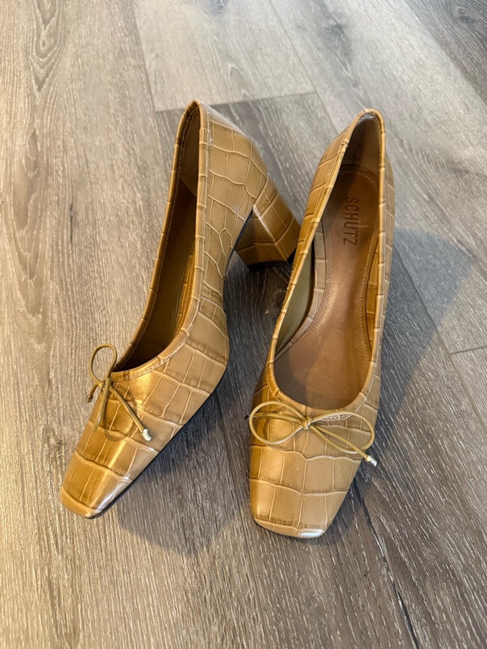 Schutz Arissa Crocodile Embossed Square Toe Bow Brown Pumps Heels Size 8.5